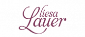Ein handschriftartiger Name in Rosa auf schwarzem Hintergrund
