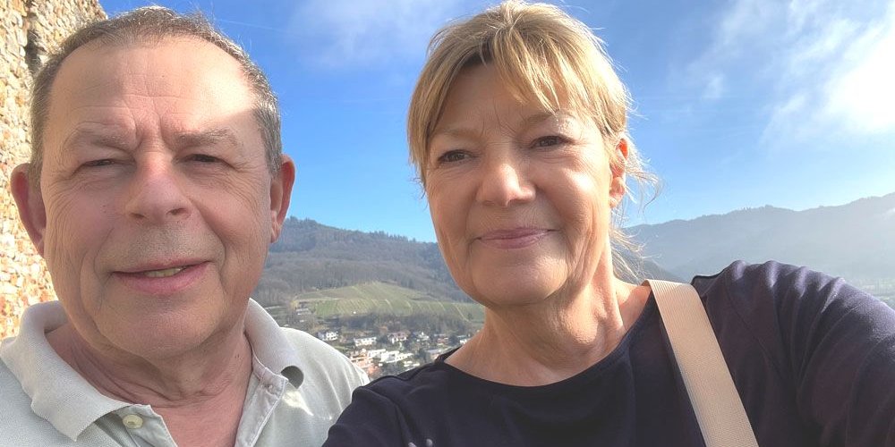 Martina & Stephan Feindel draußen vor einer Panoramaaussicht